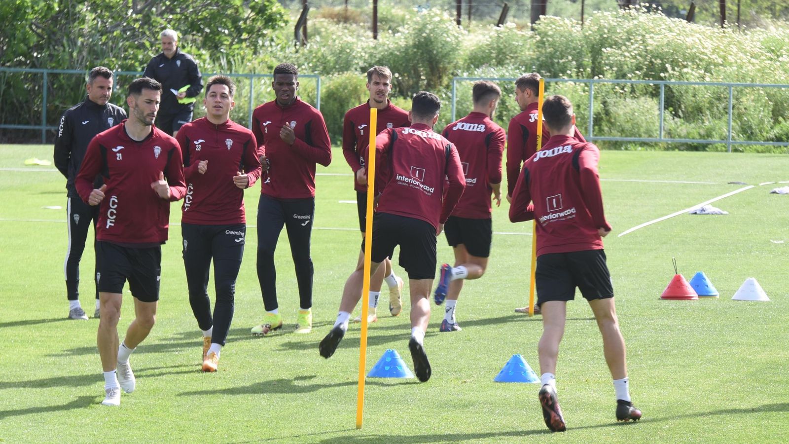 Iván Ania observa el trabajo de sus jugadores en un entrenamiento del Córdoba CF.