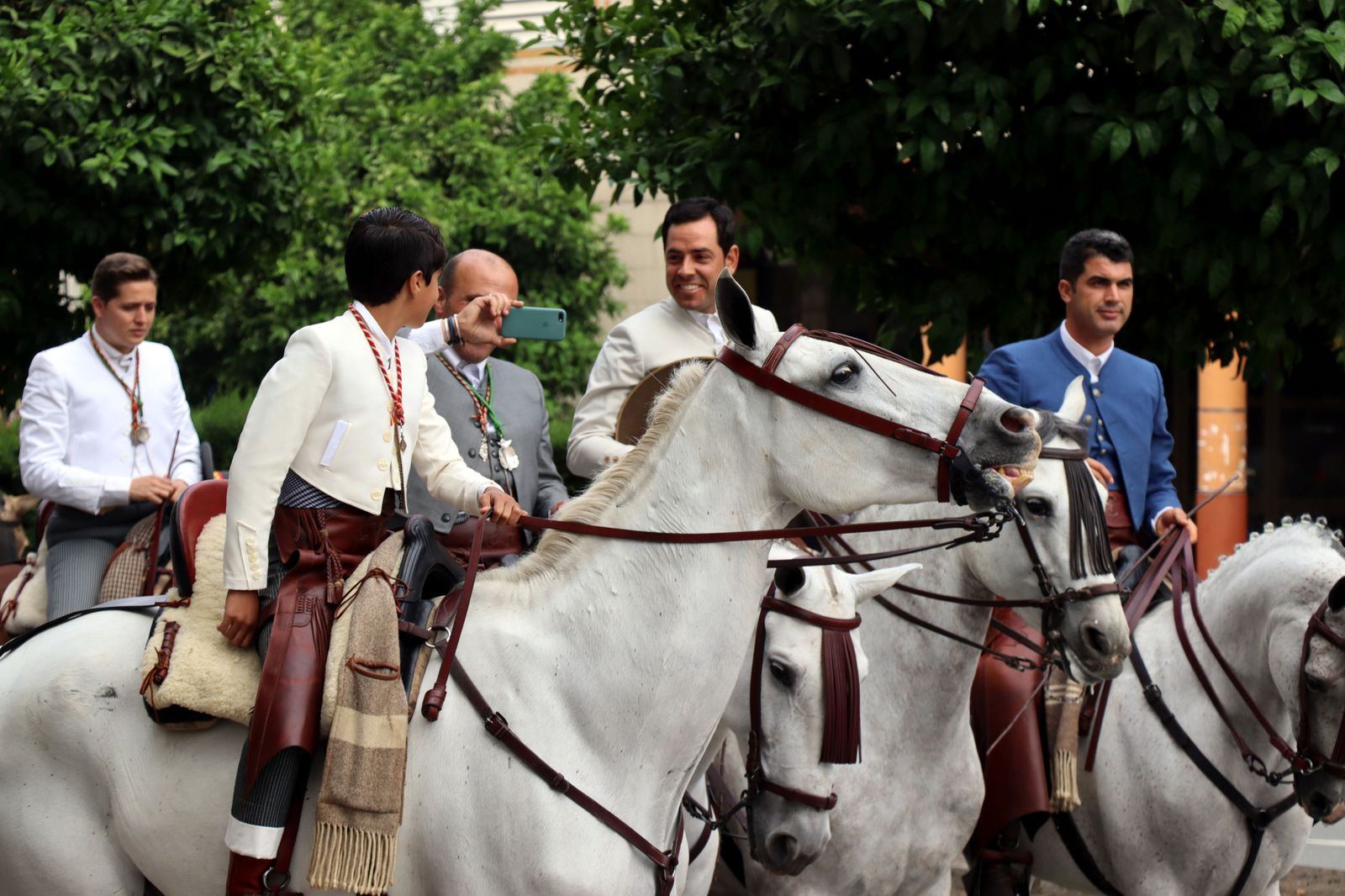 El Rocío 2023: Imágenes de la Hermandad de Emigrantes en su salida de Huelva