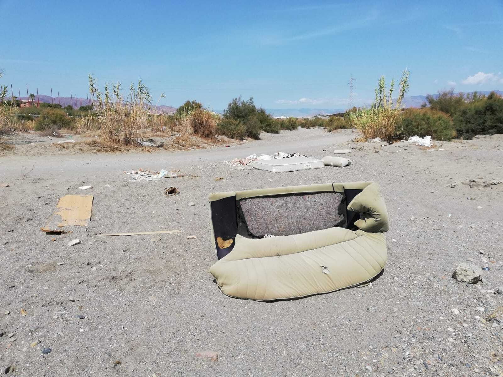 Sofás y colchones retornan al paisaje de la desembocadura junto a los restos de reformas de viviendas particulares