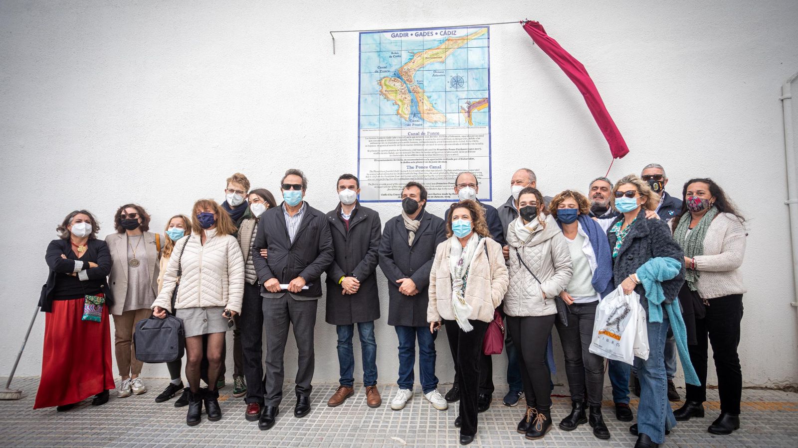 MIembros de la familia de Francisco Ponce, junto al alcalde y al concejal Martín Vila, ante el mural explicativo del Canal de Ponce.