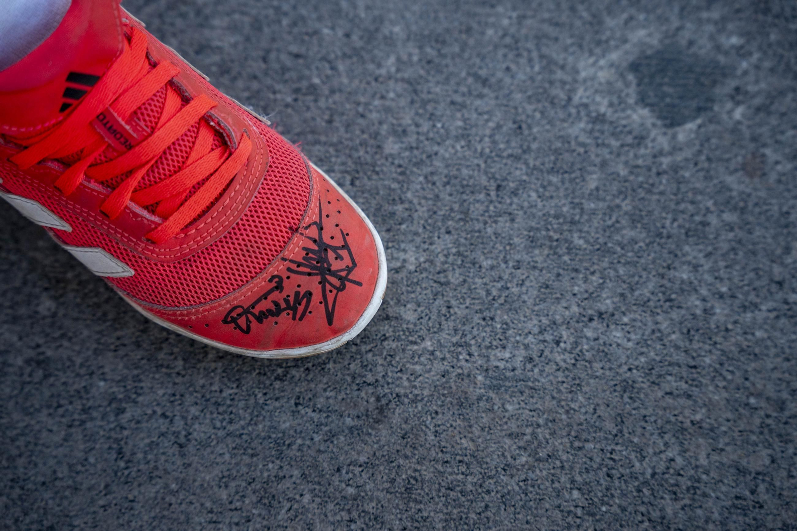 Los jugadores de la UDA Thalys y Andrés firman autógrafos