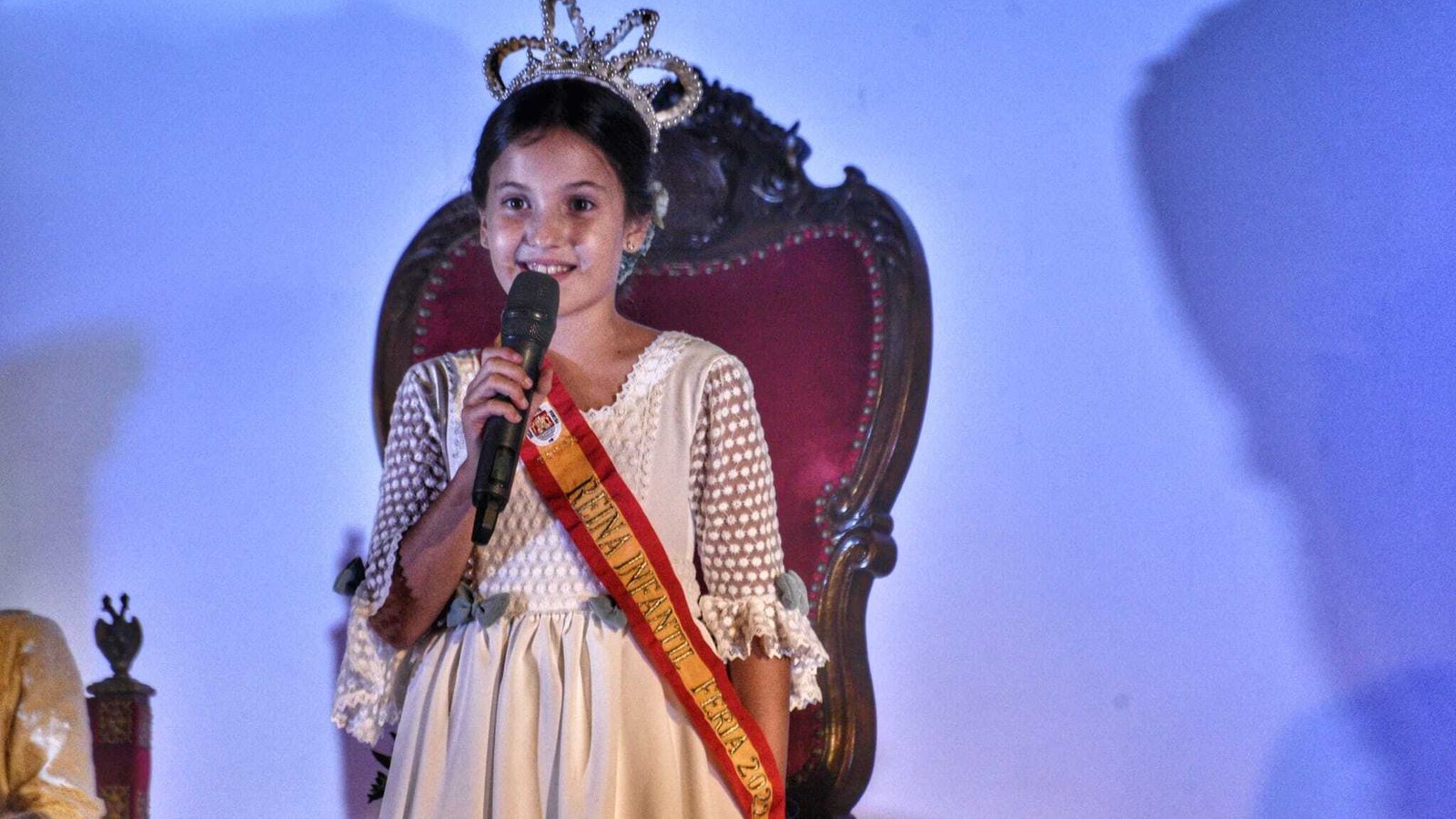 La reina infantil dirige unas palabras al público.