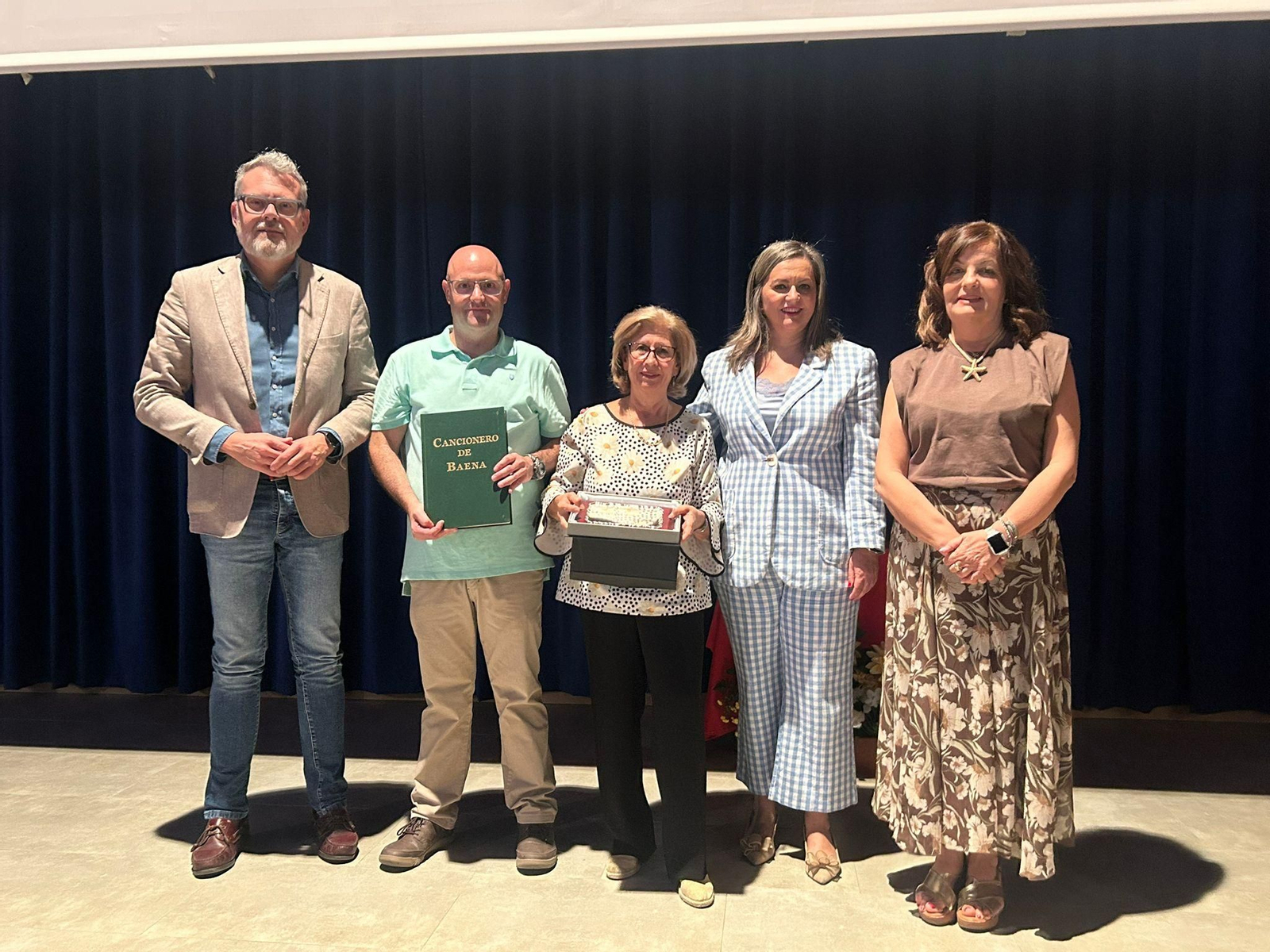 Luisa Vílchez, en el centro, tras su homenaje por la Fundación Juan Alfonso de Baena.