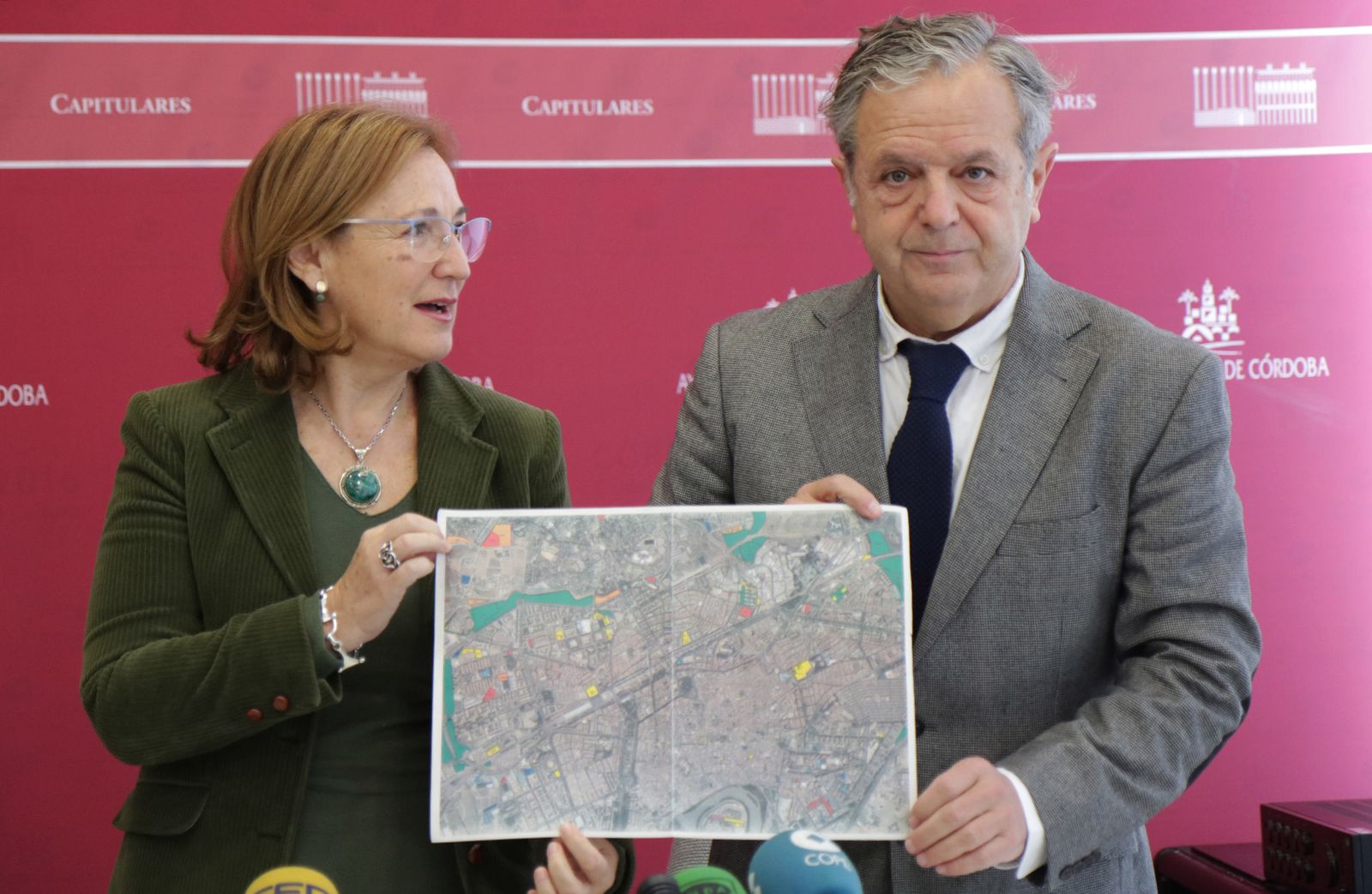 Salvador Fuentes y Laura Ruiz muestran un plano de los solares repartidos por el Casco.