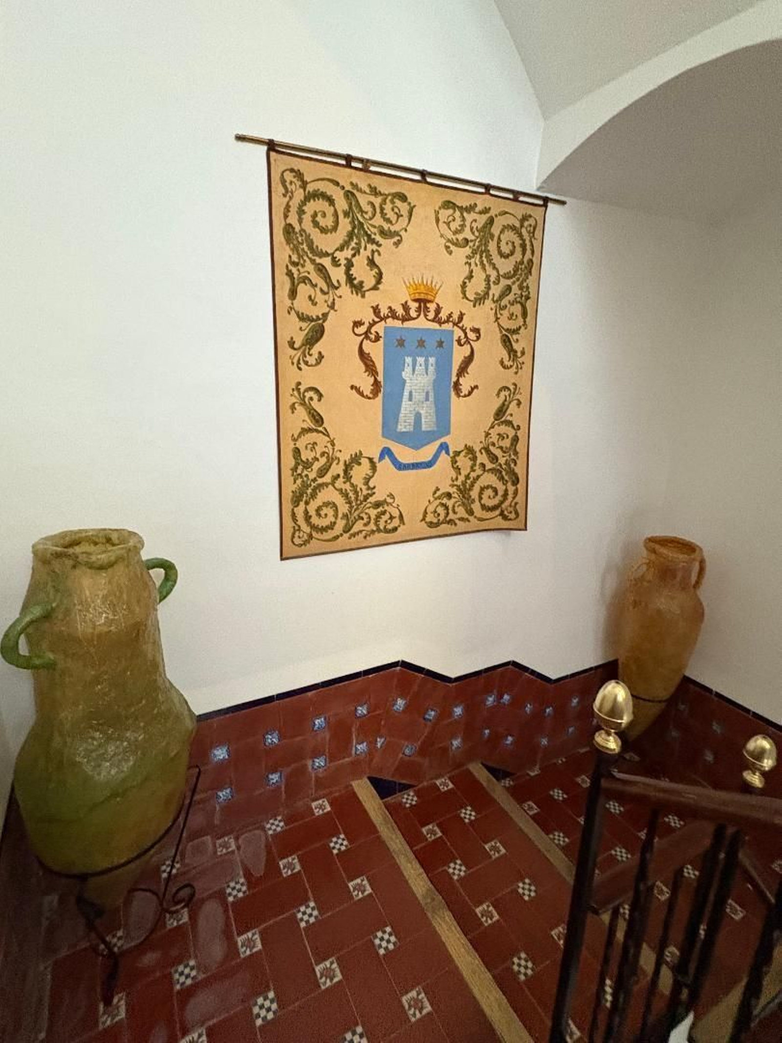 Escaleras. La ornamenta una pareja de ánforas de poliéster de Cándi Garbarino y un escudo familiar pintado por su padre, José María  Garbarino Salas.