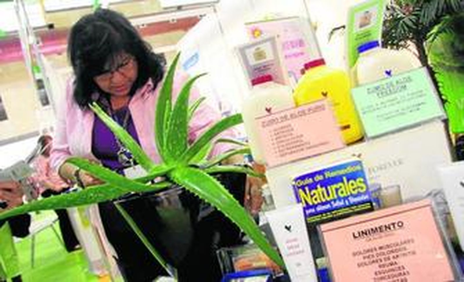 El 'stand' de Aloe Vera Forever Living Product con todos sus productos elaborados con esta planta.