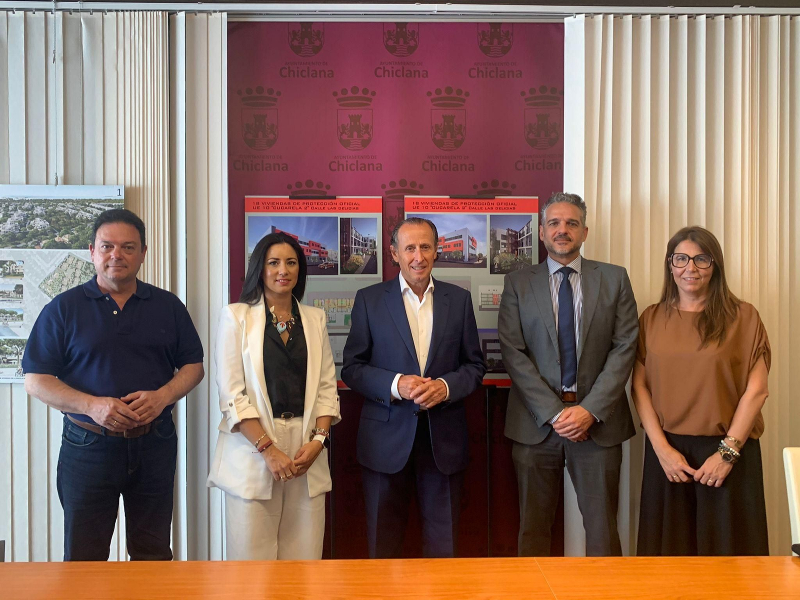 Acto de firma del préstamo hipotecario entre la empresa municipal Emsisa y la entidad Caja Rural del Sur por valor de 1.492.000 euros.