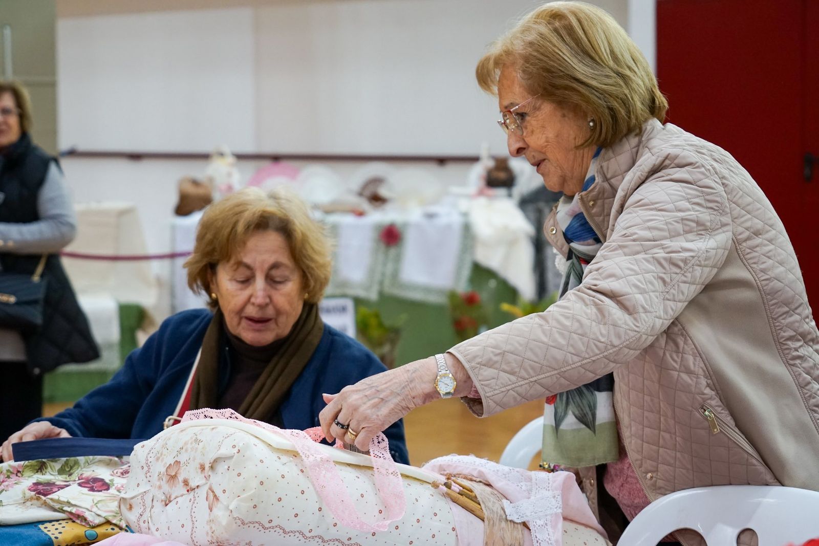 Encajeras de toda la provincia vuelven a convertir a Vícar en la capital de la artesanía y la tradición