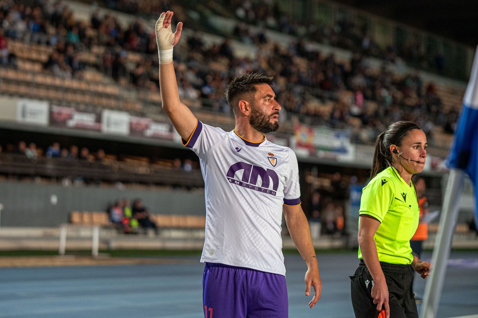 Mario Martos señala una jugada de estrategia en un córner en Chapín.