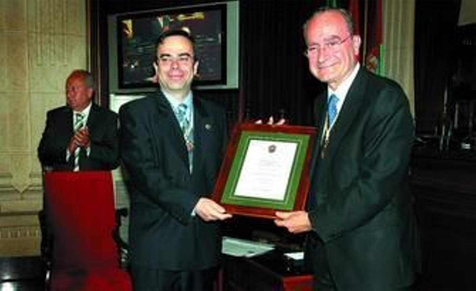 El alcalde, Francisco de la Torre,  junto al director del centro educativo, Antonio Pascual, ayer, en el Ayuntamiento de Málaga.