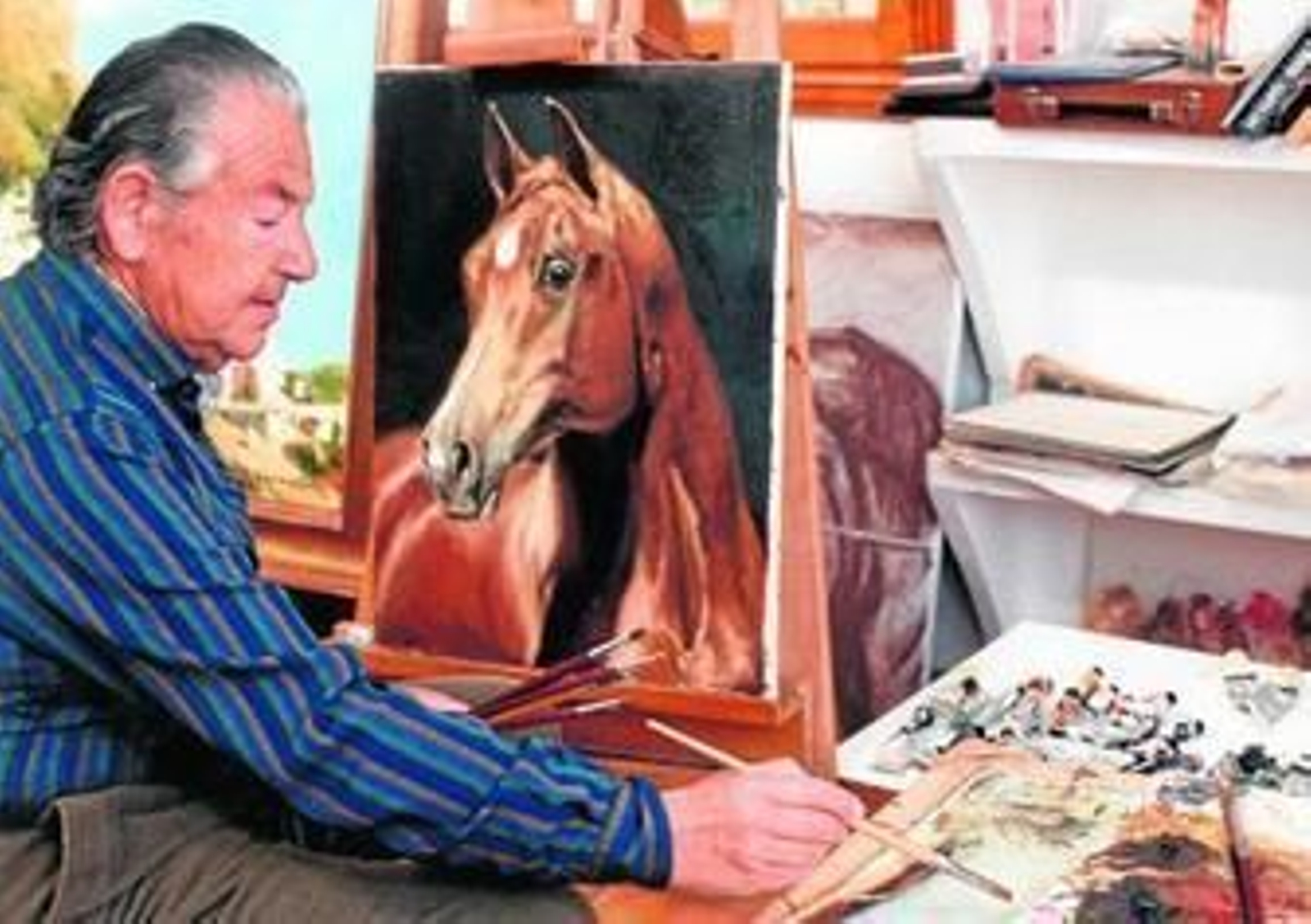 El pintor de la luz, en su estudio dándo los últimos retoques a un cuadro de un caballo.