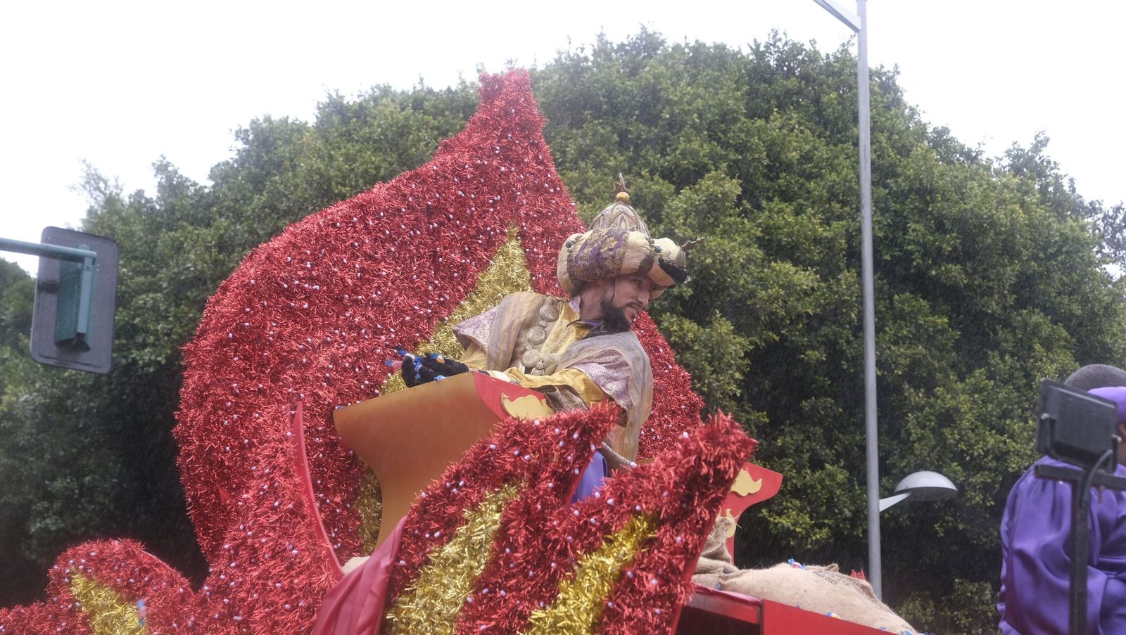 Fotografías de la cabalgata de los Reyes Magos pasada por agua en Almería