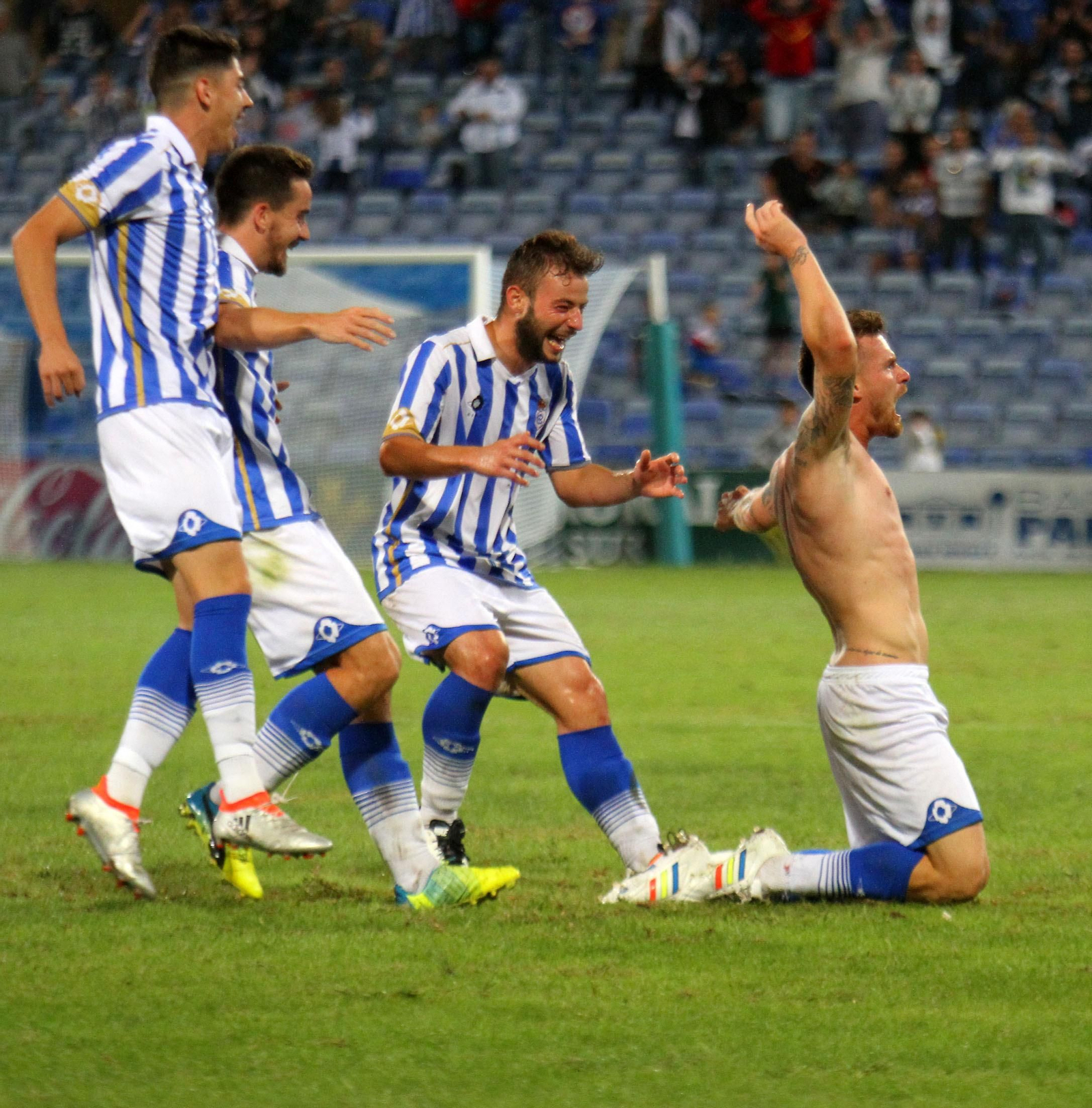 Iván Aguilar celebra un gol logrado con el Recreativo esta temporada.