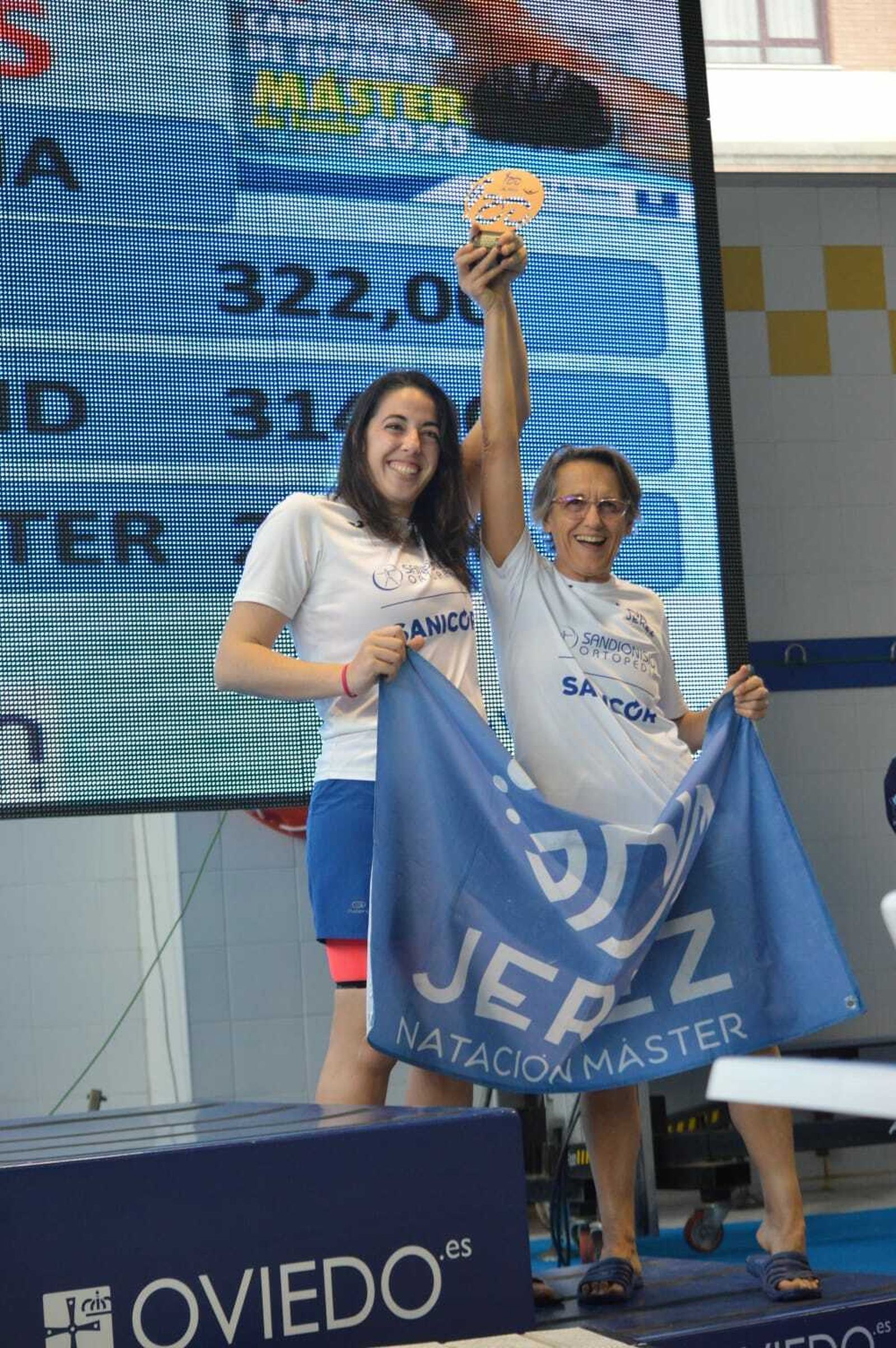 Irene Ruiz y María Luis Delgado, en el podio con el trofeo de bronce.
