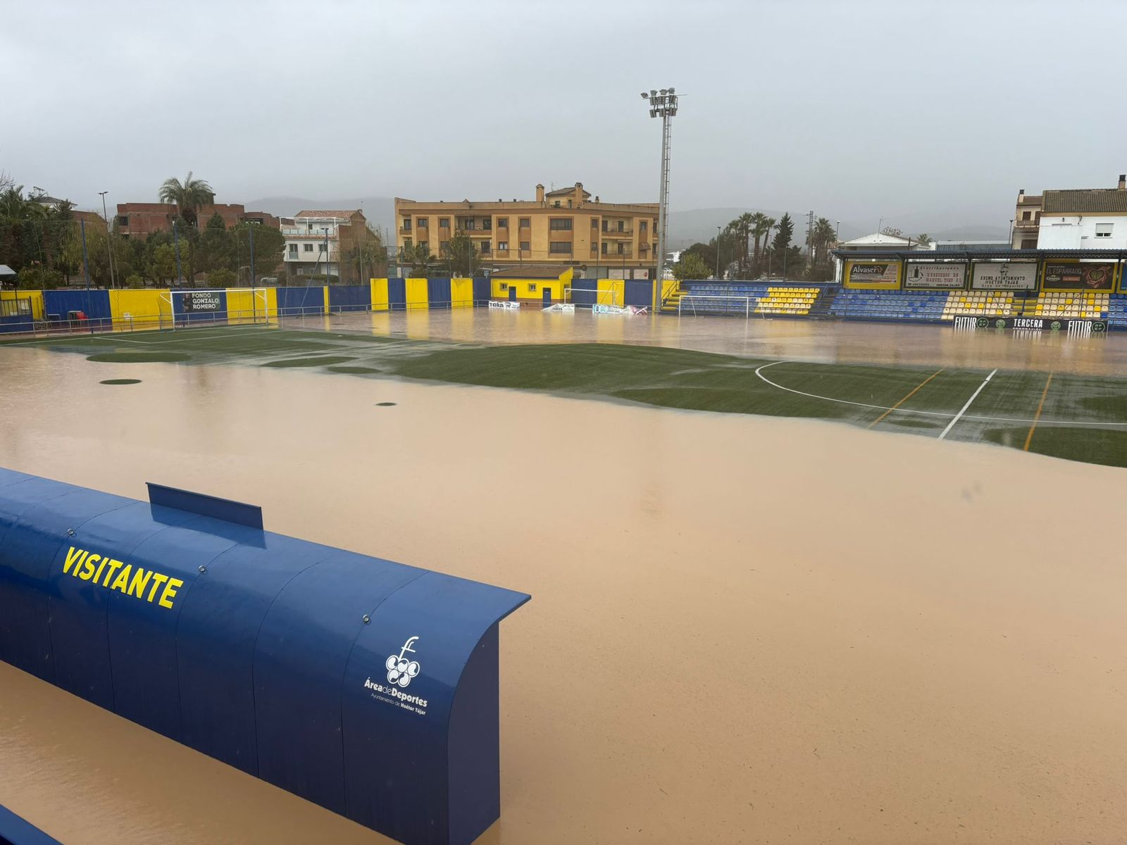 El Estadio Miguel Moranto de Huétor Tájar, cubierto de agua.