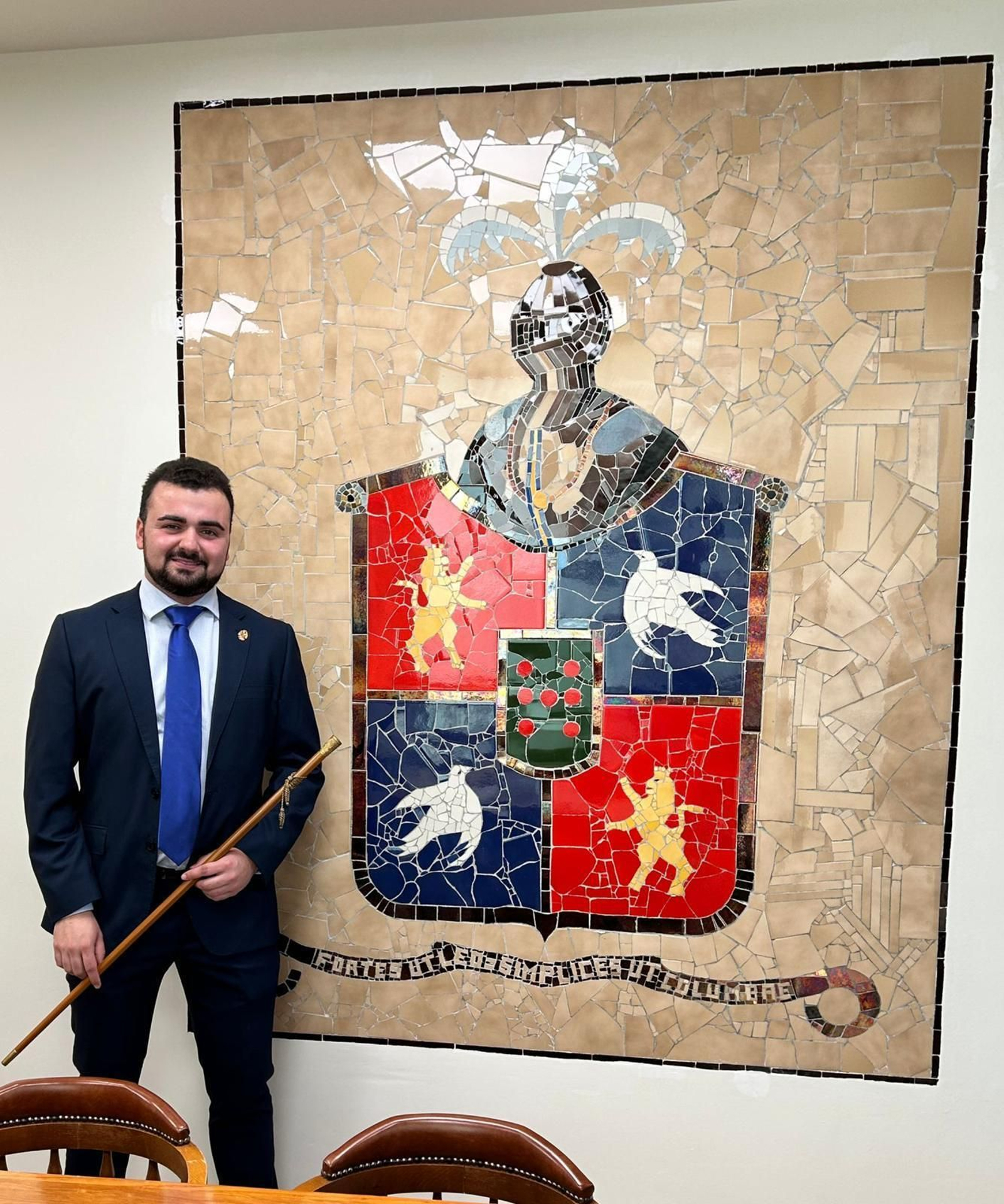 Miguel Granados, con el bastón de mando del Ayuntamiento y el escudo de Villanueva del Duque. Miguel Granados, con el bastón de mando del Ayuntamiento y el escudo de Villanueva del Duque.