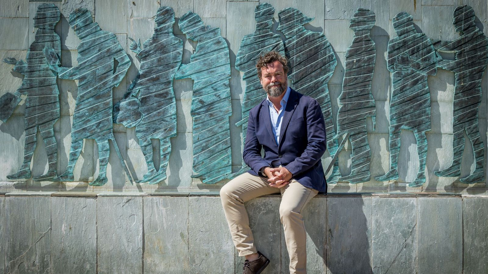 Iván Espinosa de los Monteros, junto al monumento a las Cortes de 1810 ubicado en la Plaza de la Iglesia de San Fernando.