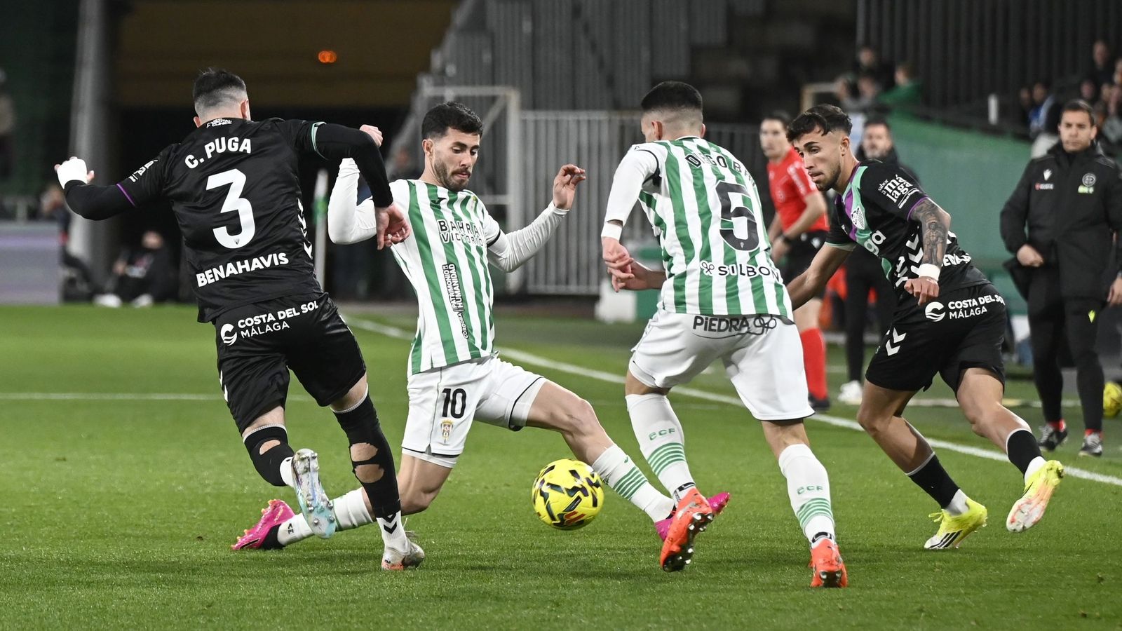 Jacobo intenta recuperar el balón conducido por Puga en el Córdoba CF - Málaga.