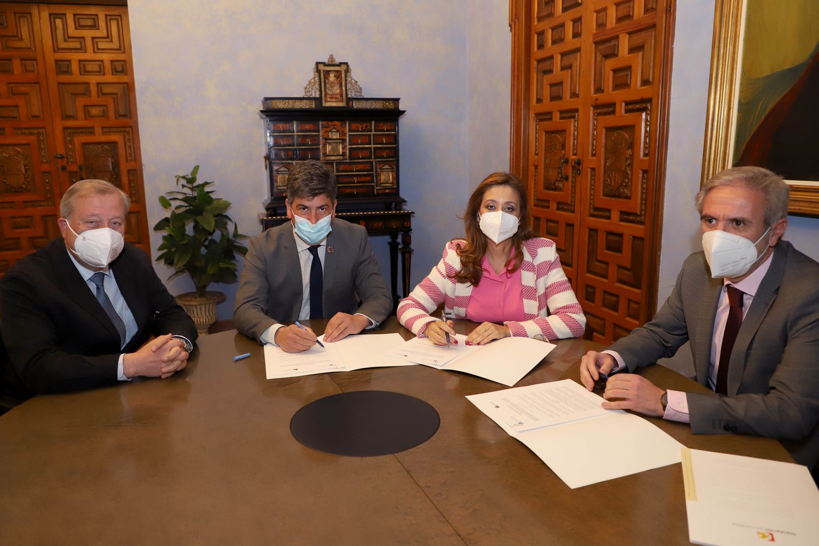 Momento de la firma entre el ICHL y el Consorcio.