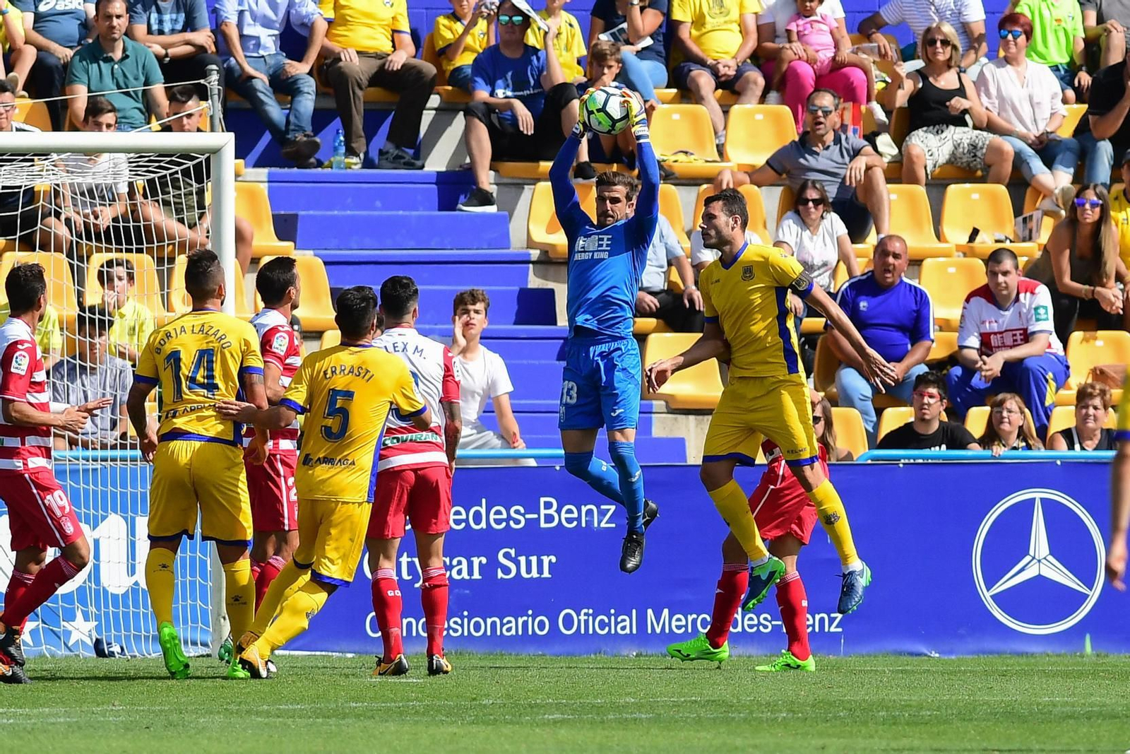 Javi Varas se impone por alto ante David Navarro en una acción que se repitió en varias ocasiones en la mañana de ayer.
