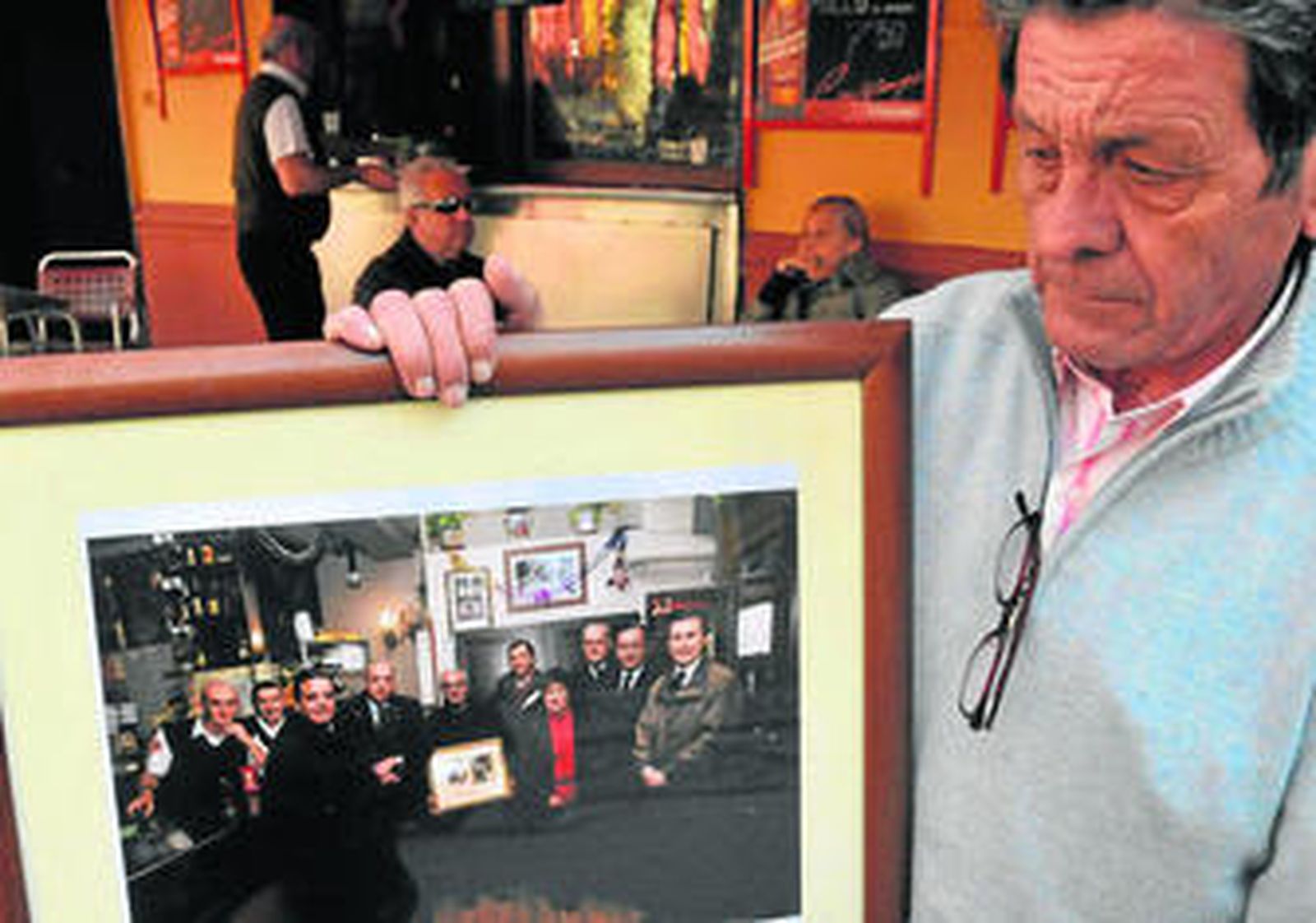 Pedro Hidalgo muestra la foto en la que su hermano Juan fue reconocido por el Gran Poder.