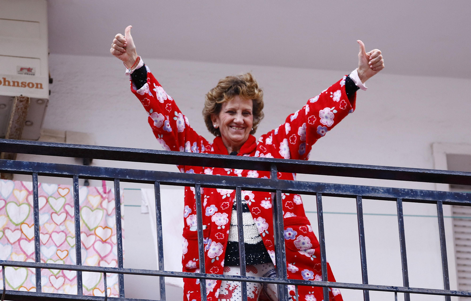 Coronavirus: El primer día de aplausos en Málaga en el que el sol aún no ha caído, en fotos