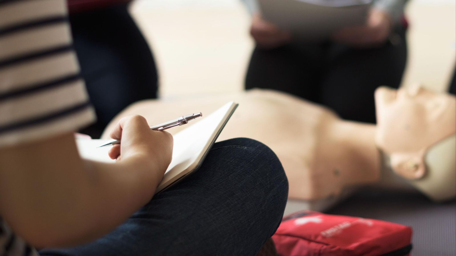Un grupo de estudiantes aprende en el colegio reanimación cardiopulmonar y primeros auxilios.