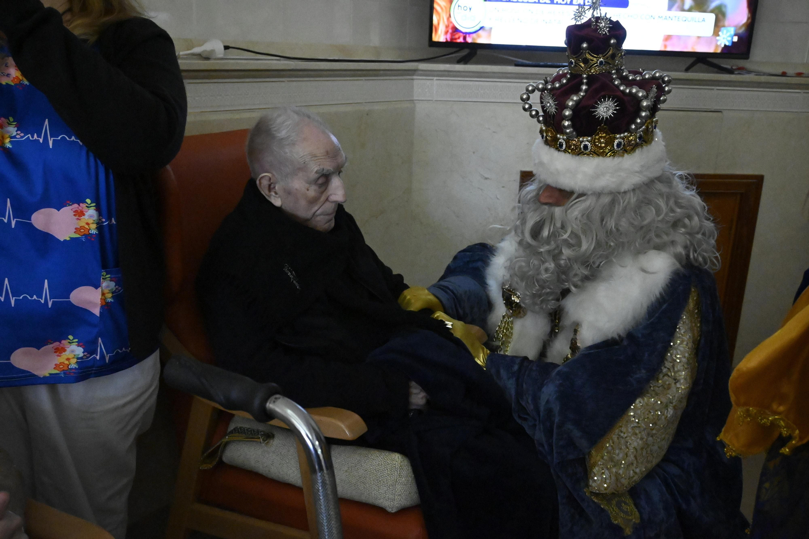 Visita de los Reyes Magos a los ancianos de los asilos de Huelva, en imágenes