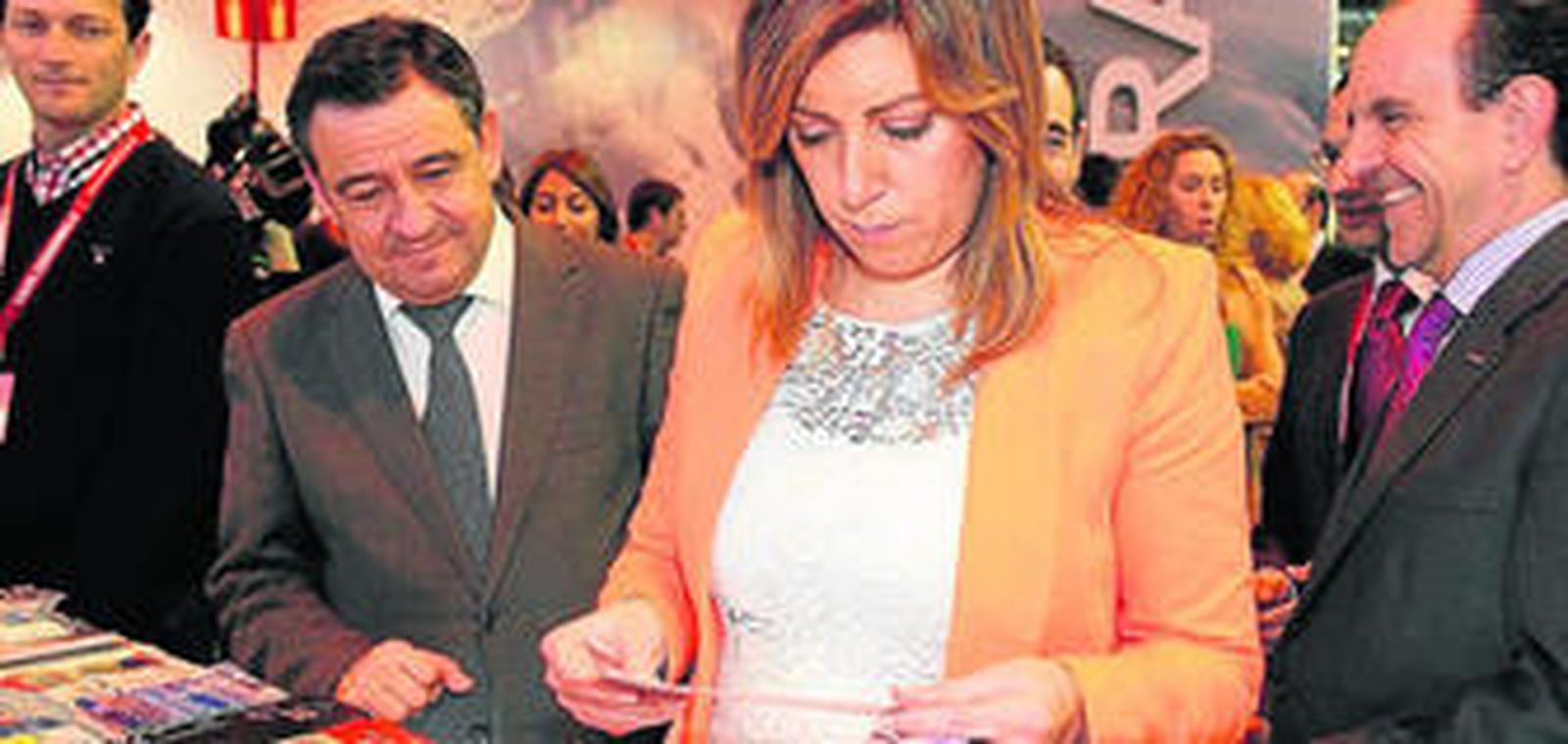 Susana Díaz, ayer en Fitur acompañada por el presidente de la Diputación de Cádiz, José Loaiza (izq.), y el consejero de Turismo, Rafael Rodríguez (dcha).