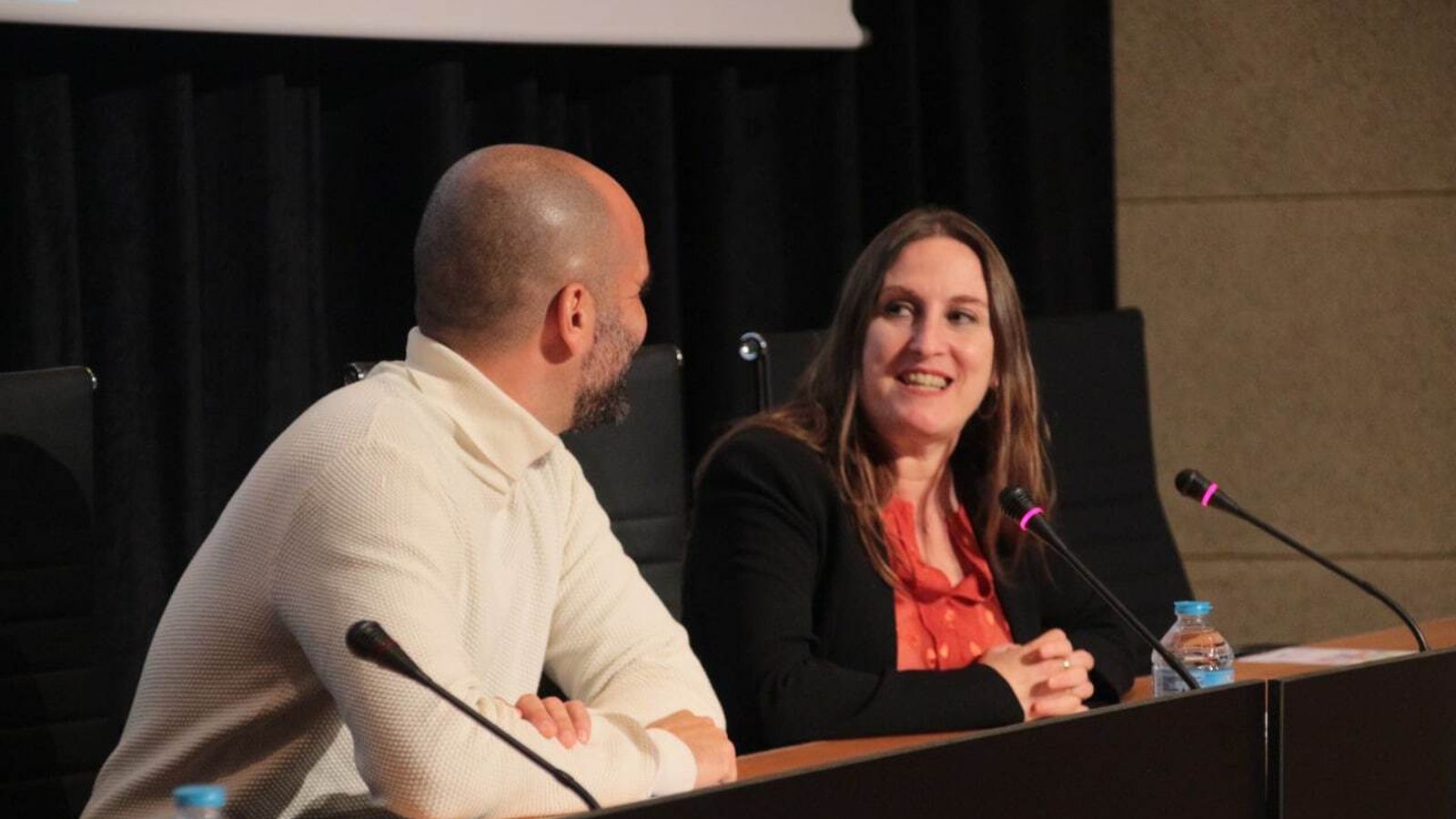 La concejala de Empleo, Regla Moreno, con Antonio Ladrón de Guevara, coordinador del proyecto 'New Directions Andalucía'.