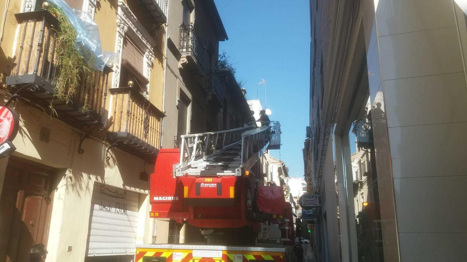 Los Bomberos intervienen ante el riesgo de derrumbe de una cornisa en San José Baja