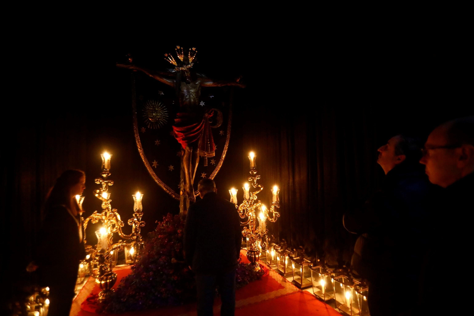 El besapiés al Remedio de Ánimas de San Lorenzo, en imágenes