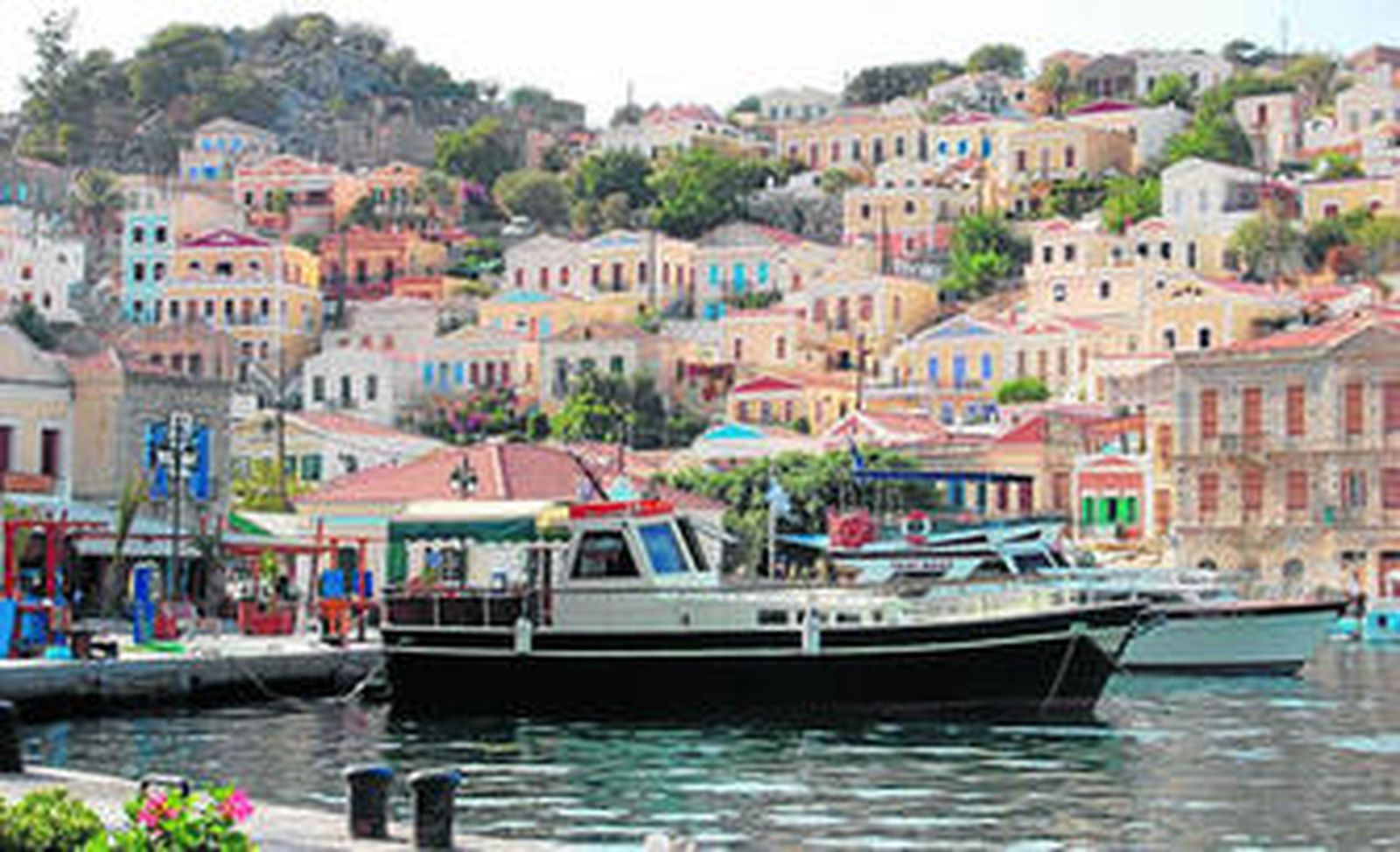 El puerto de Gialos, en la isla de Symi, uno de los más bonitos del mundo.
