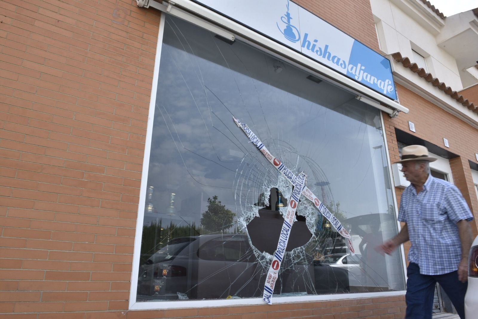 Estado en el que ha quedado el escaparate del establecimiento tras el robo.