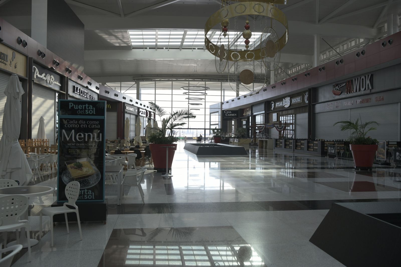 Fotos: El centro comercial Nevada mantiene un hálito de vida el primer día del cierre de comercios