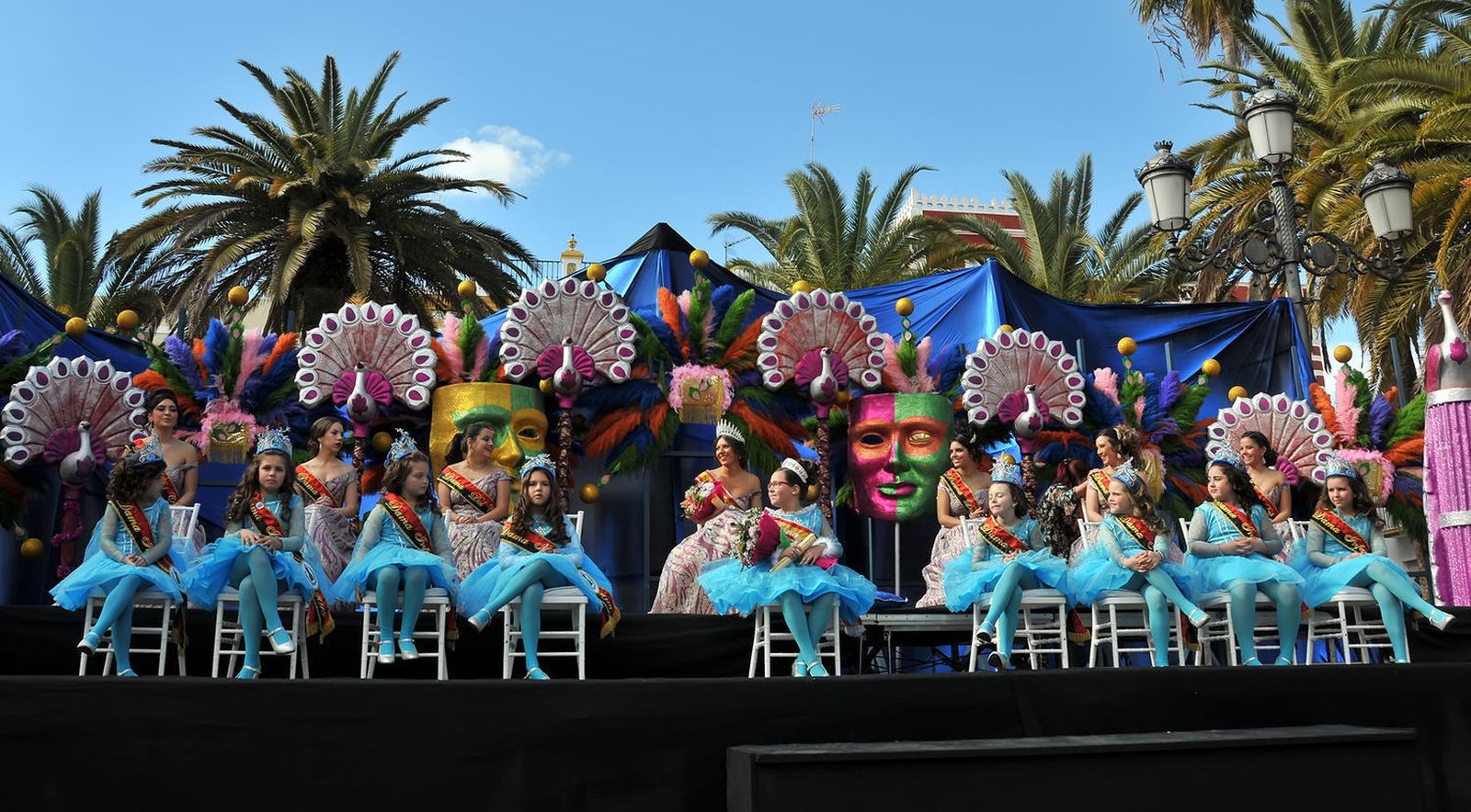 Las reinas juvenil e infantil con sus cortes de Carnaval al completo.