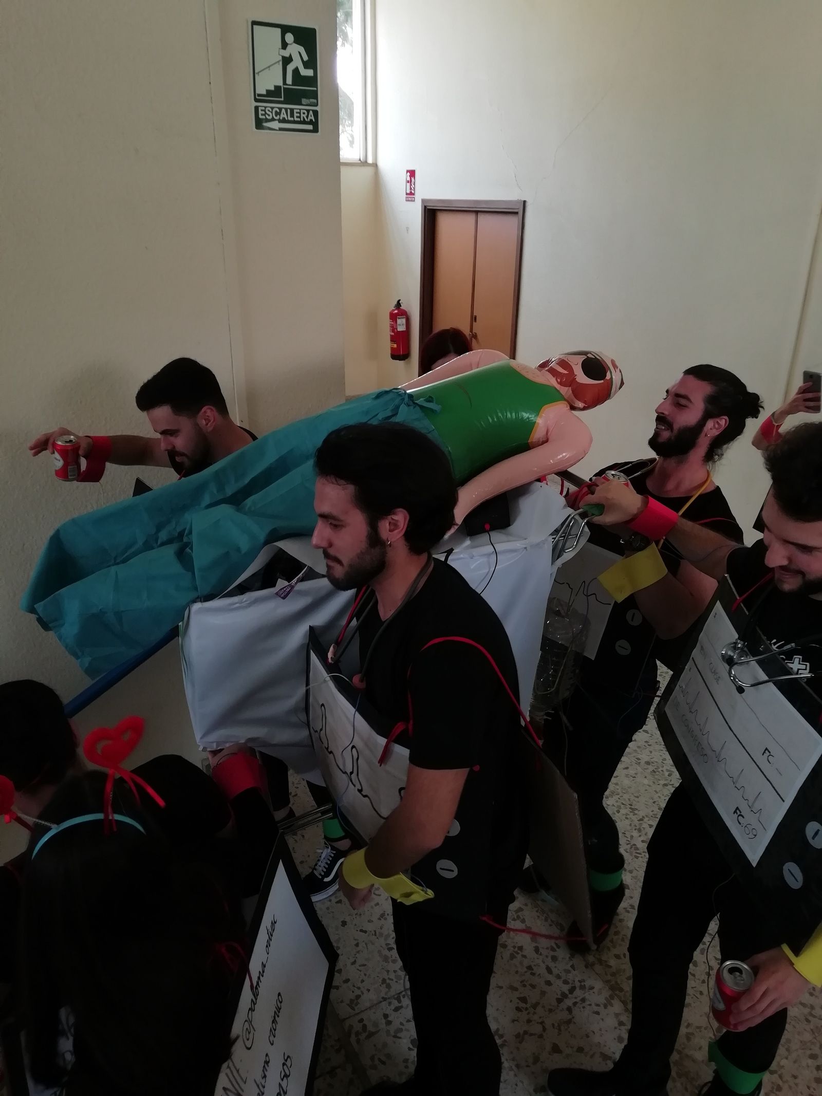 Alumnos con un muñeco como paciente.