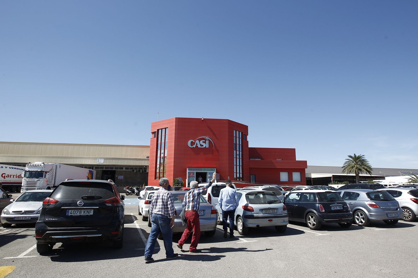 Socios entran a la cooperativa la semana pasada.