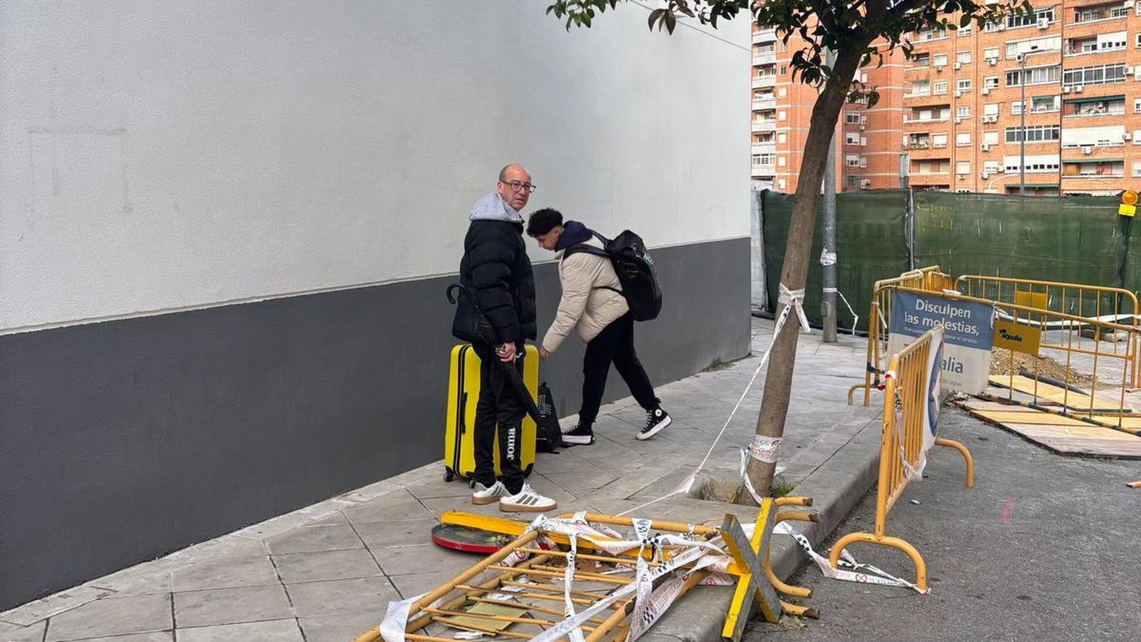 Los vecinos de la calle Unicef de Jaén vuelven a sus casas.