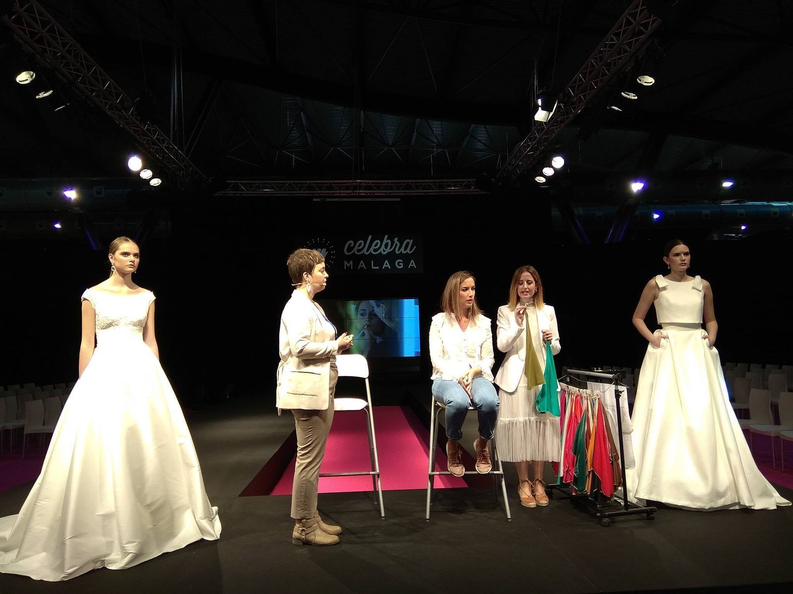 Varios vestidos de novia, ayer, en una de las actividades en el Palacio de Ferias.