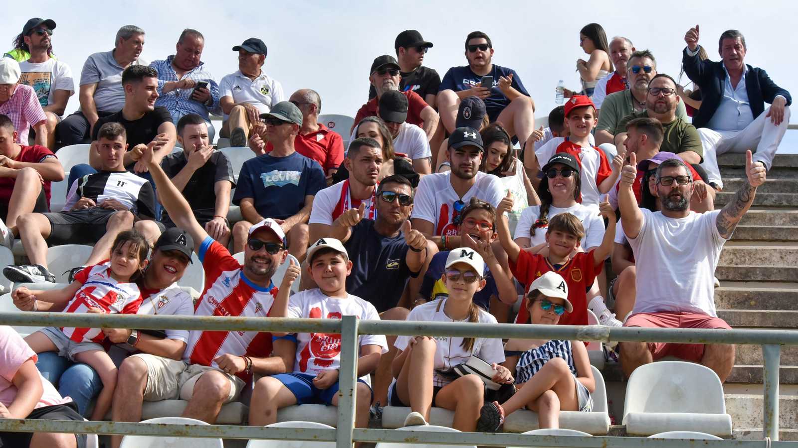 Fotos de la afición durante el Algeciras CF - AD Merída en el estadio municipal de Algeciras