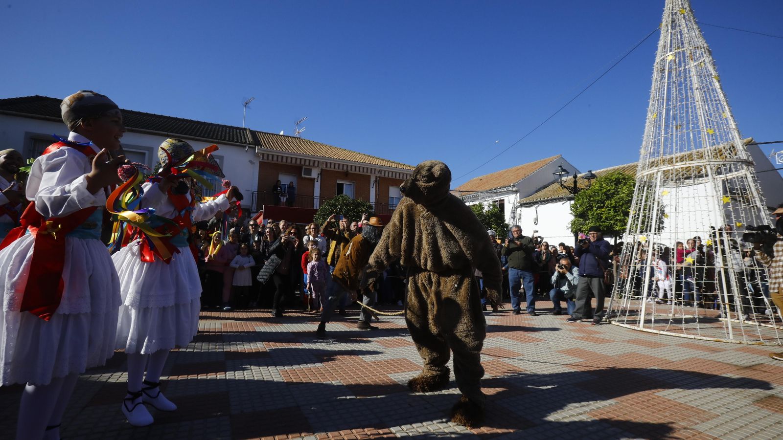 El Baile del oso en la plaza del municipio.