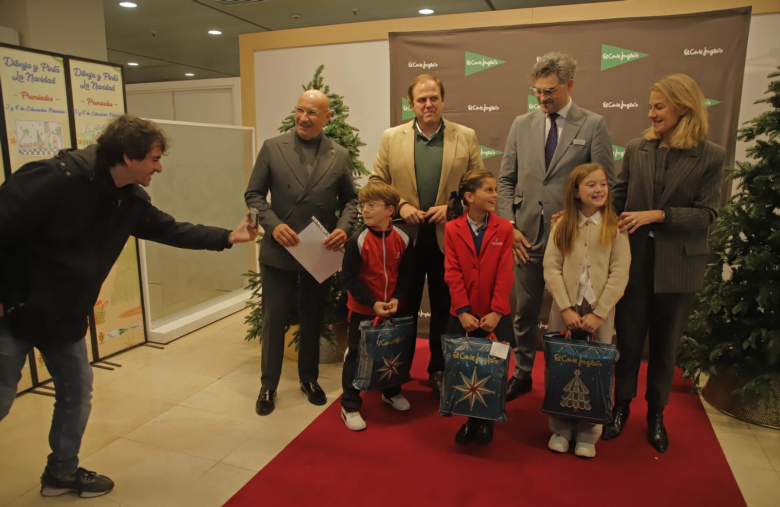 Fotos de la entrega de los premios Pinta y dibuja la Navidad en El Corte Inglés de Algeciras
