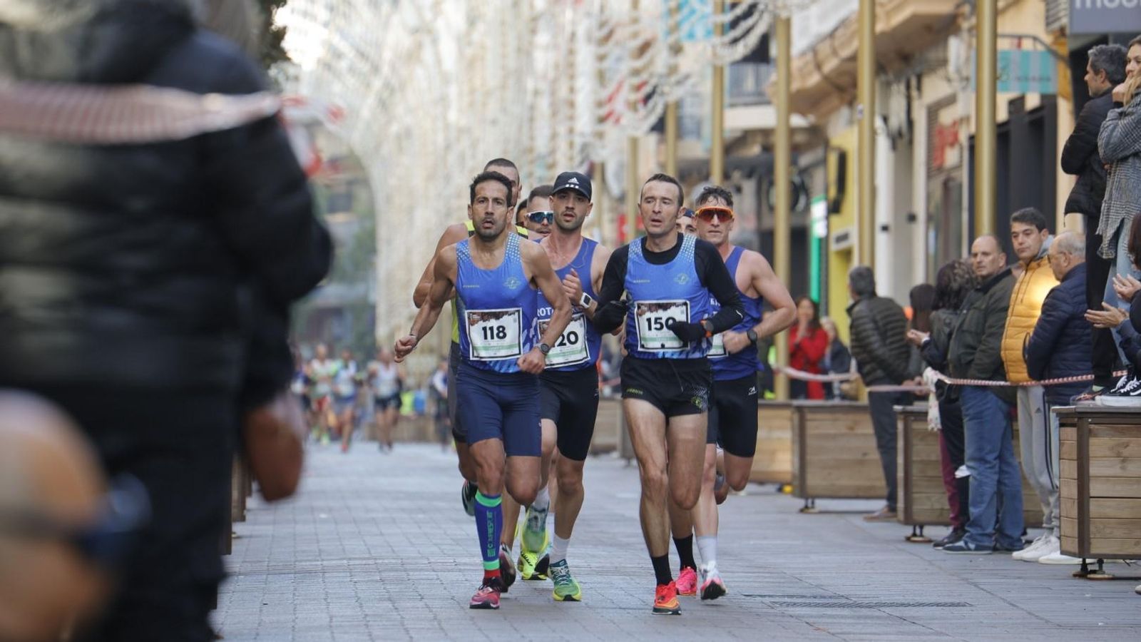 Varios corredores transita por la calle Cruz Conde en la pasada edición de la Media Maratón de Córdoba.