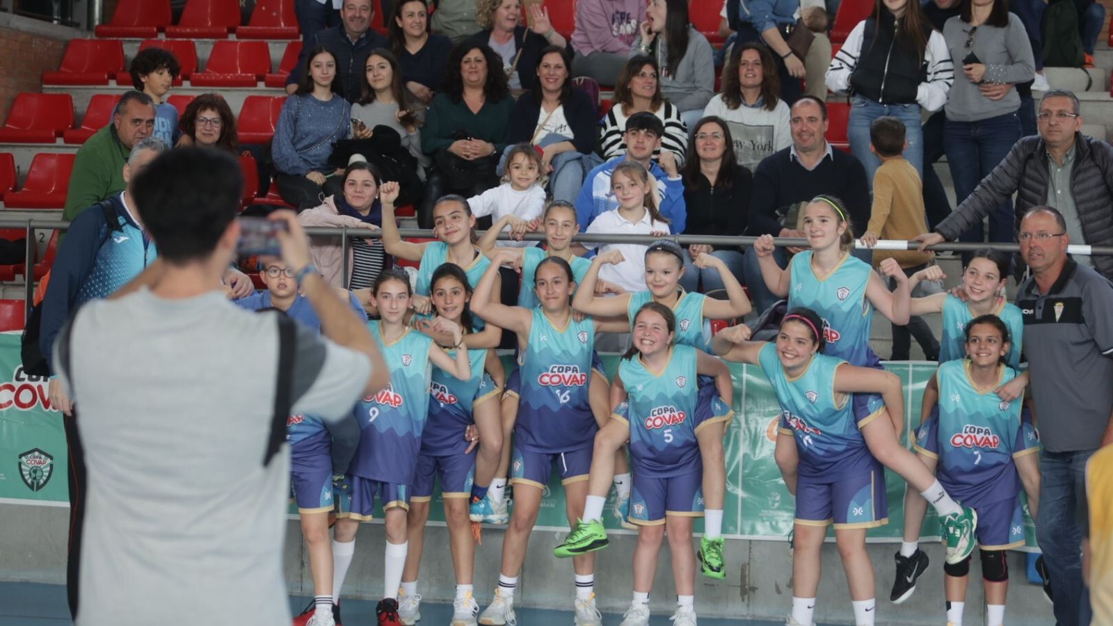 Posado de un equipo de baloncesto femenino.