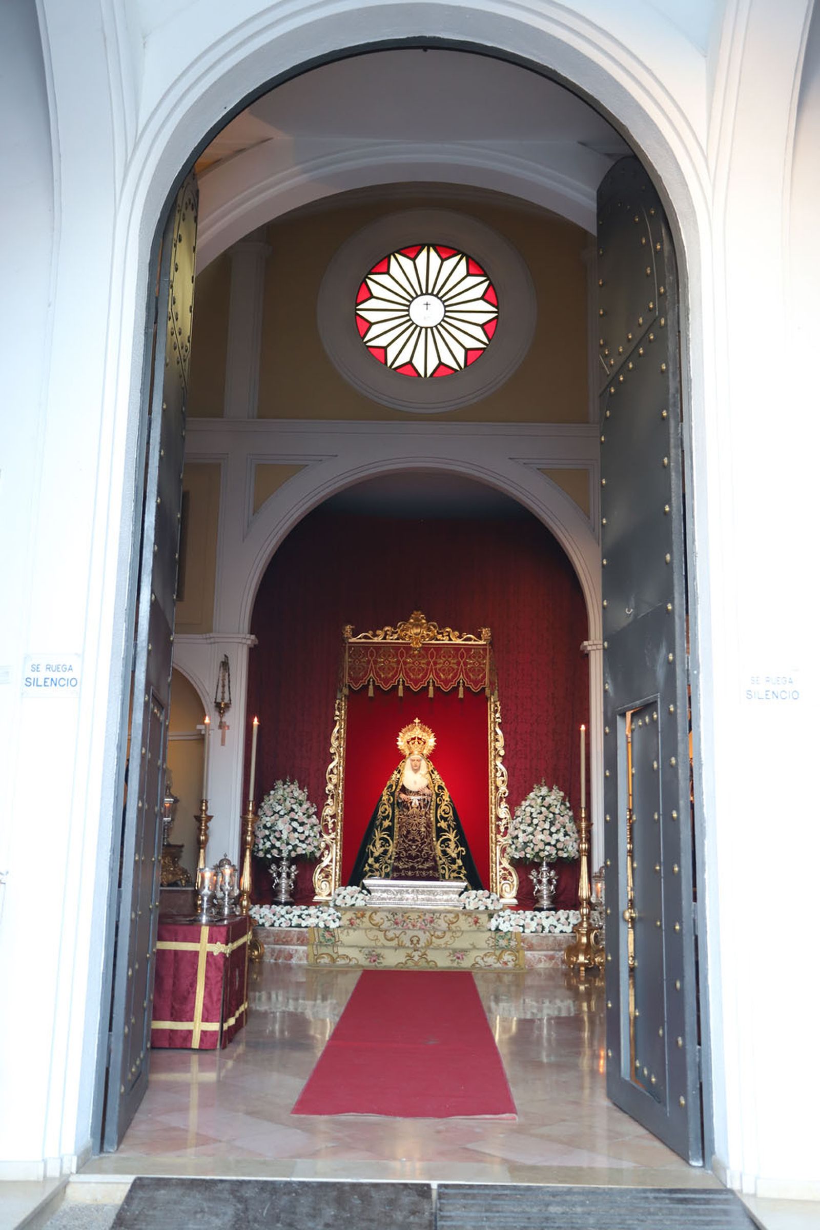 Imágenes del besamanos a María Santísima del Rocío y Esperanza