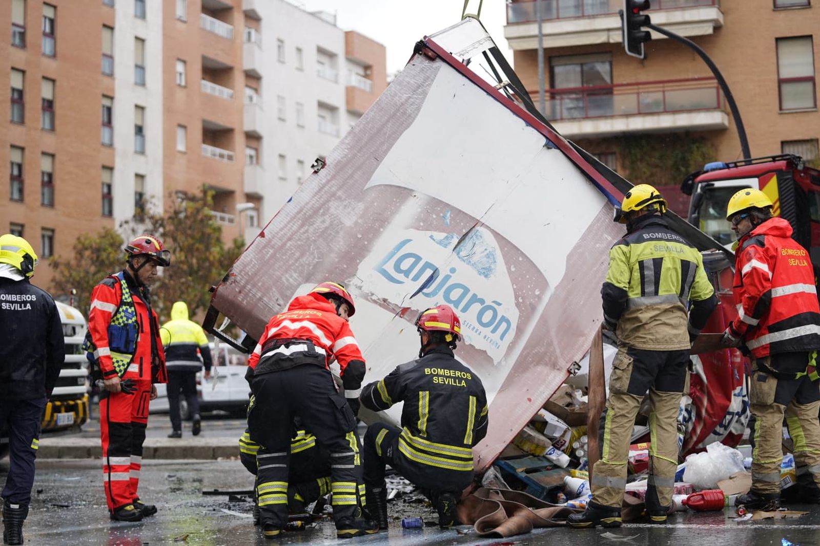 Las fotos del accidente múltiple entre un autobús de Tussam y un camión en Sevilla