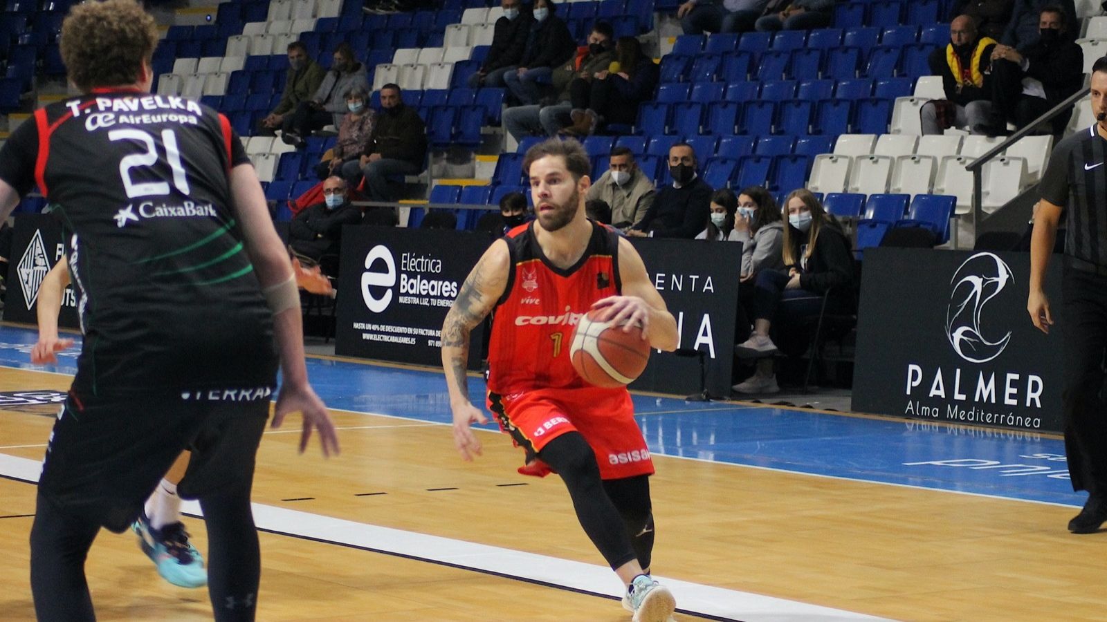 Christian Díaz bota el balón en una acción del choque en tierras baleares.