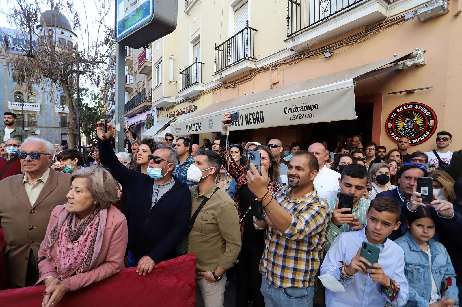Ambiente en las calles de Huelva para ver la Legión junto al Cristo de la Vera+Cruz