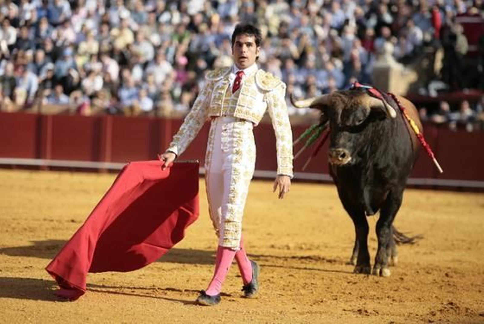 El diestro malagueño abrió el cartel de la tercera corrida de abono en el Maestranza. 

Foto: Juan Carlos Muñoz